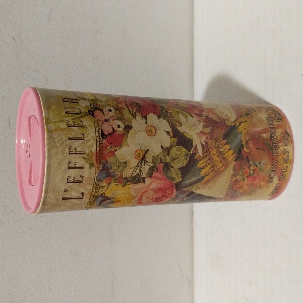 L'effleur Body Powder 3.7 oz. Cynthia Hart by Coty